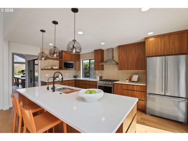 7104 Sw CHAPEL Ln, Portland, OR 97223