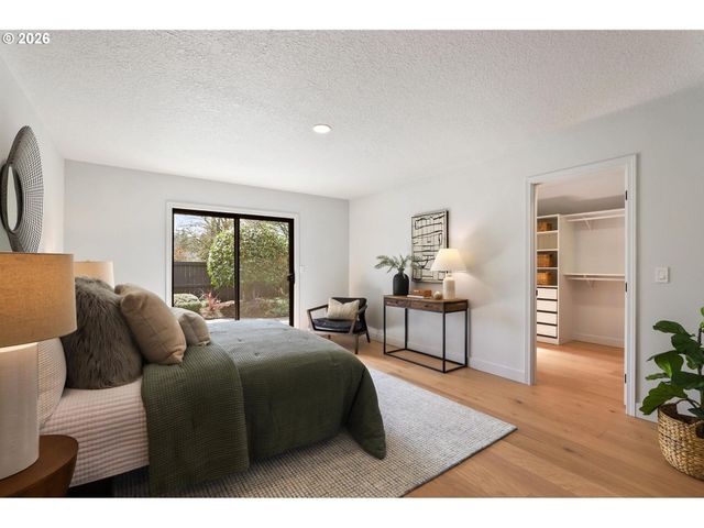 7104 Sw CHAPEL Ln, Portland, OR 97223