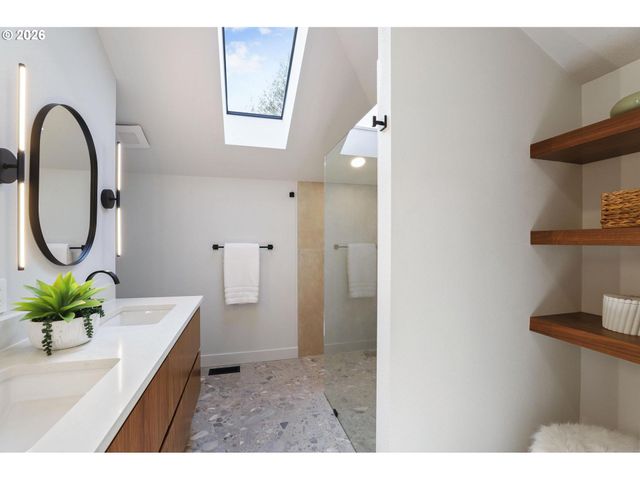 7104 Sw CHAPEL Ln, Portland, OR 97223