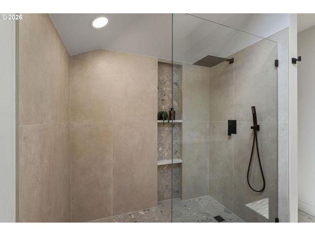 7104 Sw CHAPEL Ln, Portland, OR 97223