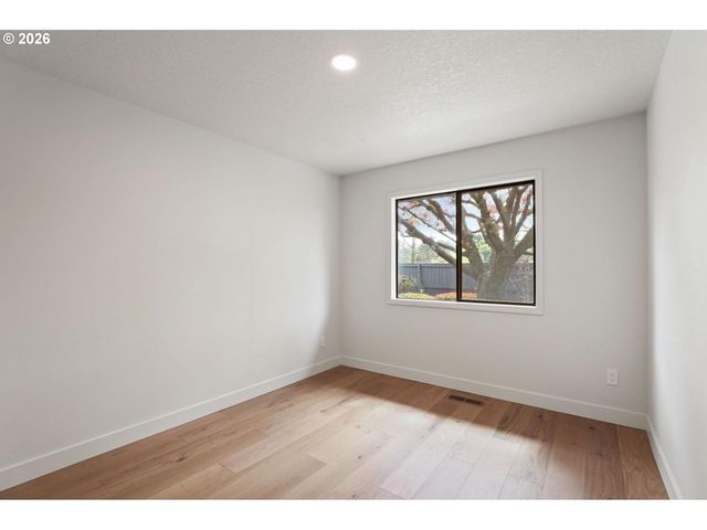 7104 Sw CHAPEL Ln, Portland, OR 97223