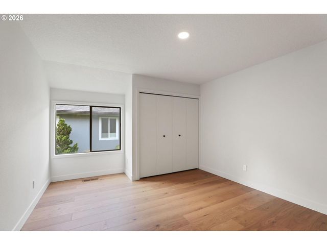 7104 Sw CHAPEL Ln, Portland, OR 97223