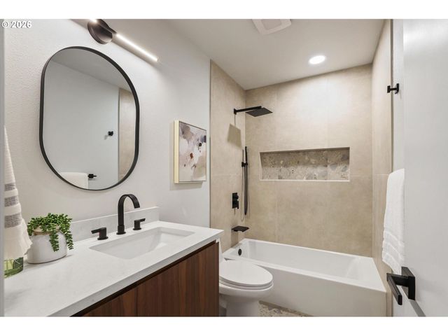 7104 Sw CHAPEL Ln, Portland, OR 97223