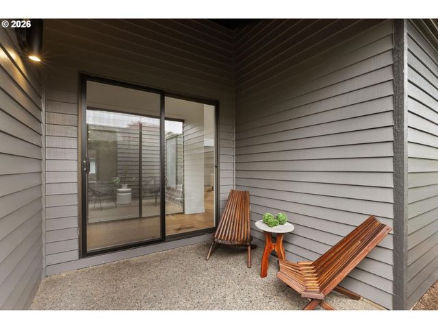 7104 Sw CHAPEL Ln, Portland, OR 97223