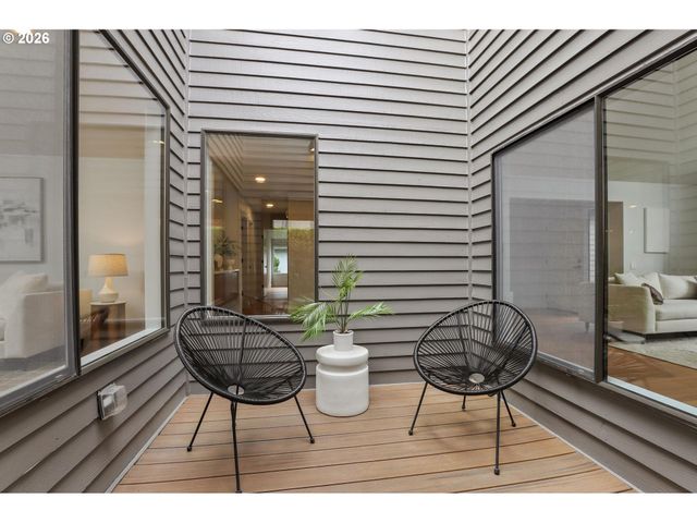 7104 Sw CHAPEL Ln, Portland, OR 97223