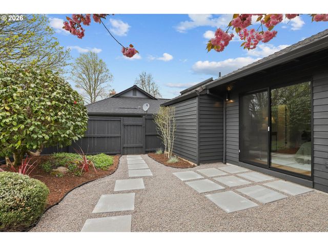 7104 Sw CHAPEL Ln, Portland, OR 97223