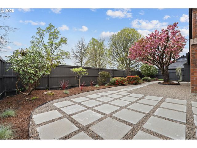 7104 Sw CHAPEL Ln, Portland, OR 97223