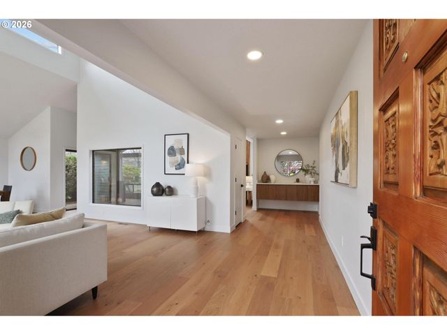 7104 Sw CHAPEL Ln, Portland, OR 97223