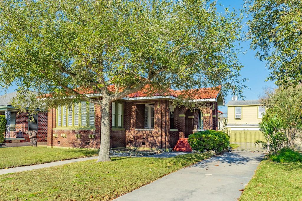 5022 Woodrow Avenue, Galveston, TX 77551