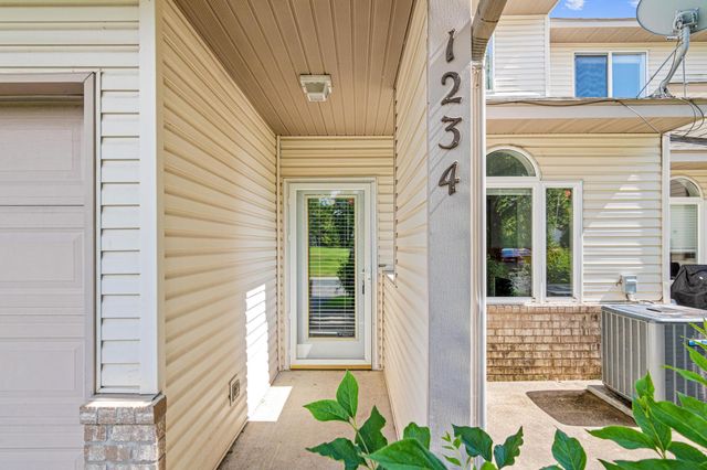 1234 Crystal Place E, Chaska, MN 55318