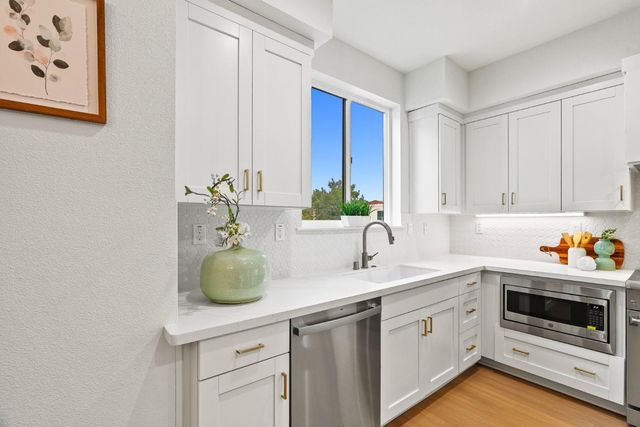 947 woodside Road, Redwood City, CA 94061