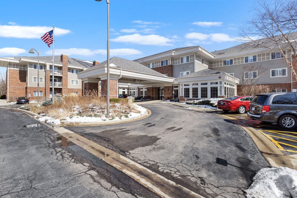 801 N McLean Boulevard 124, Elgin, IL 60123