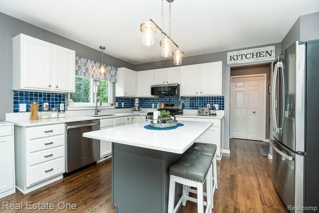 1043 Ridgeview Circle, Orion Charter Township, MI 48362