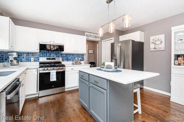 1043 Ridgeview Circle, Orion Charter Township, MI 48362