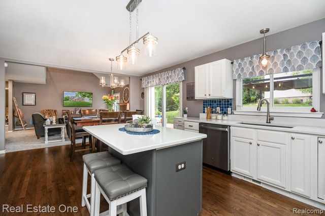 1043 Ridgeview Circle, Orion Charter Township, MI 48362