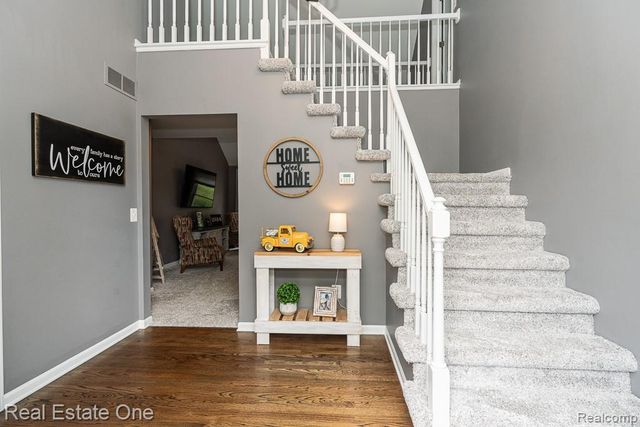 1043 Ridgeview Circle, Orion Charter Township, MI 48362