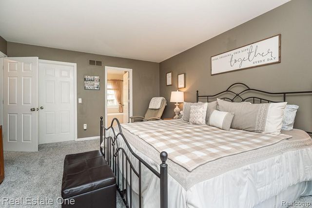 1043 Ridgeview Circle, Orion Charter Township, MI 48362