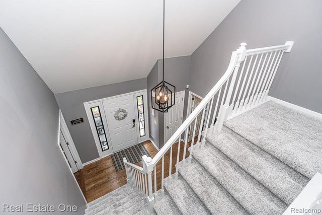 1043 Ridgeview Circle, Orion Charter Township, MI 48362