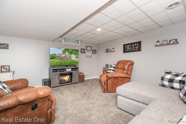 1043 Ridgeview Circle, Orion Charter Township, MI 48362