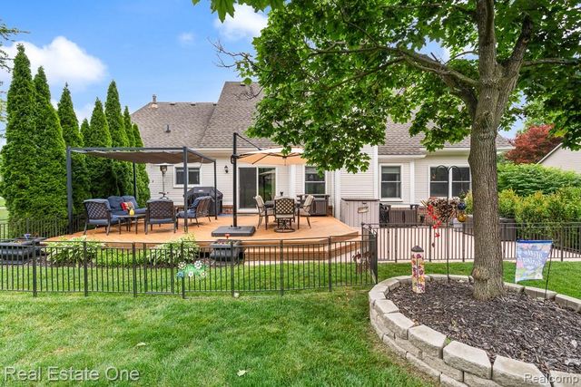 1043 Ridgeview Circle, Orion Charter Township, MI 48362