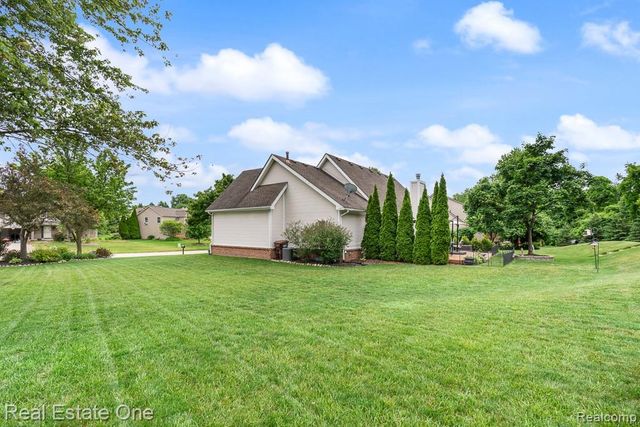 1043 Ridgeview Circle, Orion Charter Township, MI 48362
