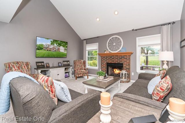 1043 Ridgeview Circle, Orion Charter Township, MI 48362