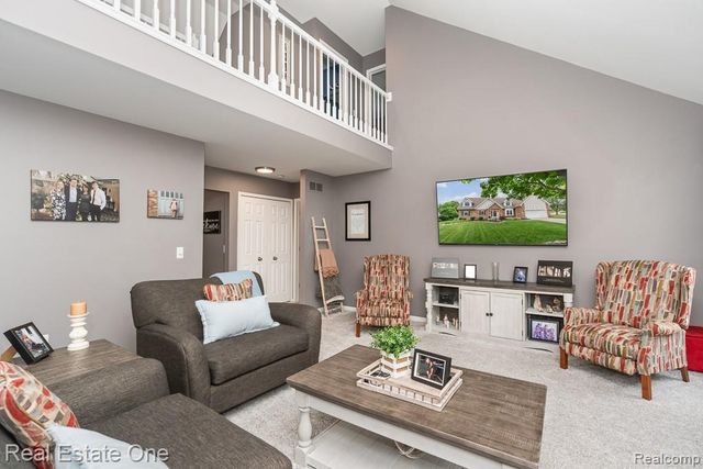 1043 Ridgeview Circle, Orion Charter Township, MI 48362