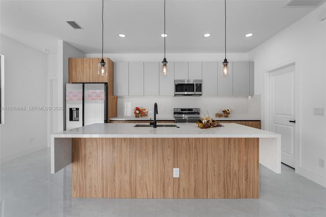 3601 28th St SW, Lehigh Acres, FL 33976