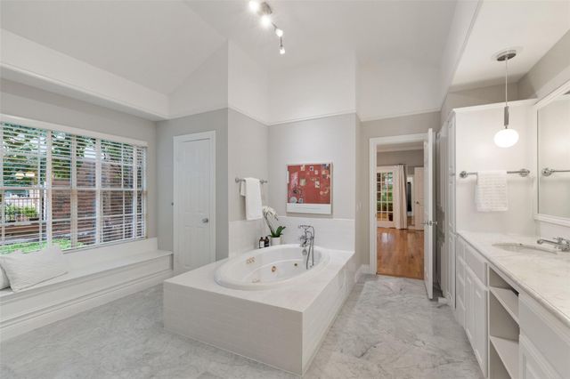 10038 Circleview DR, Austin, TX 78733