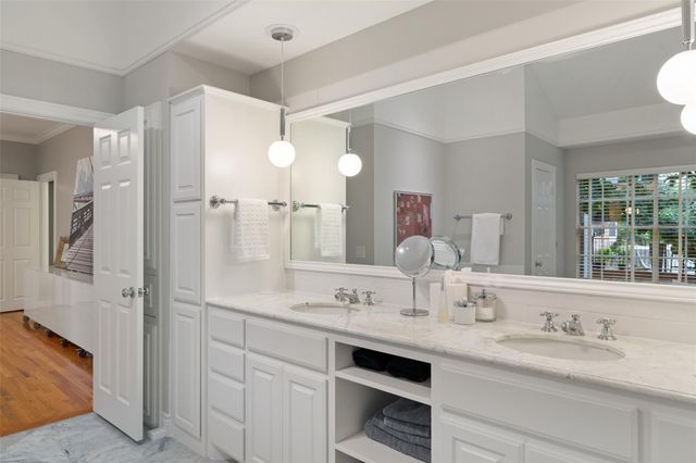 10038 Circleview DR, Austin, TX 78733