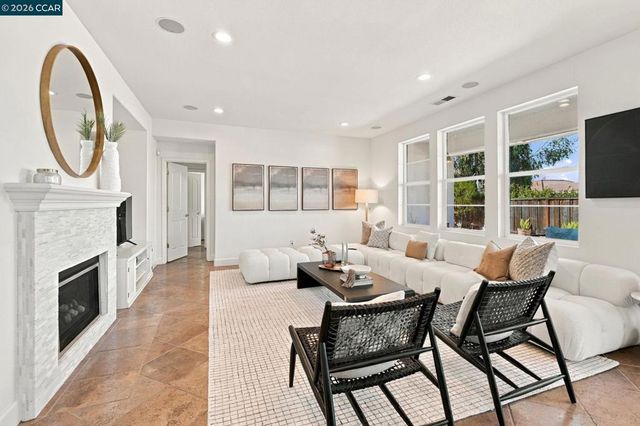 5279 S Montecito Dr, Concord, CA 94521