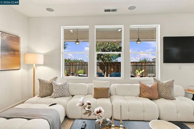 5279 S Montecito Dr, Concord, CA 94521