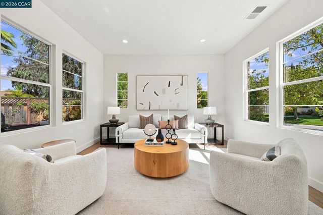 5279 S Montecito Dr, Concord, CA 94521