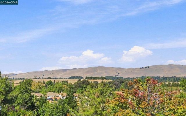 5279 S Montecito Dr, Concord, CA 94521