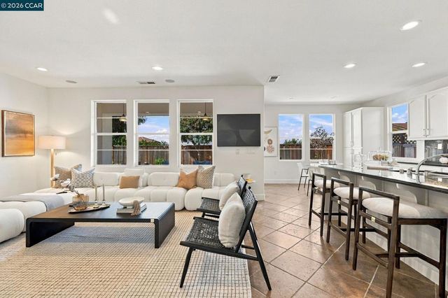 5279 S Montecito Dr, Concord, CA 94521