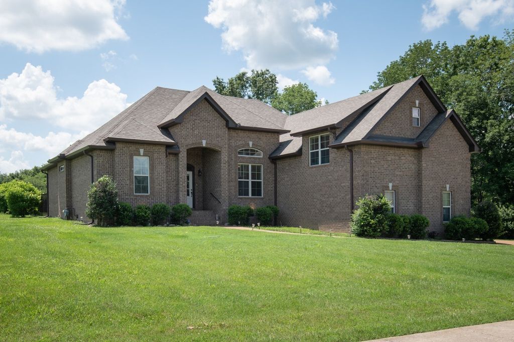 1007 Robert Lee Dr, Gallatin, TN 37066