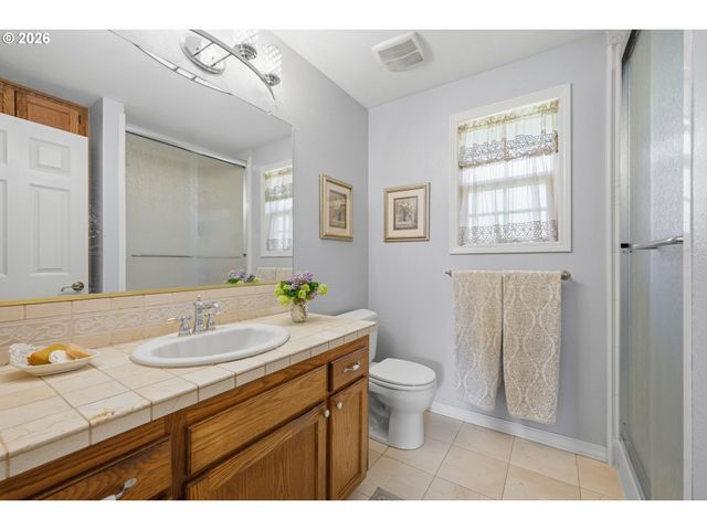 12323 Se ASHLEY St, Clackamas, OR 97015