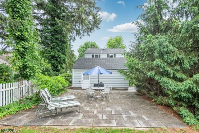 330 Vesta Ct, Ridgewood Village, NJ 07450