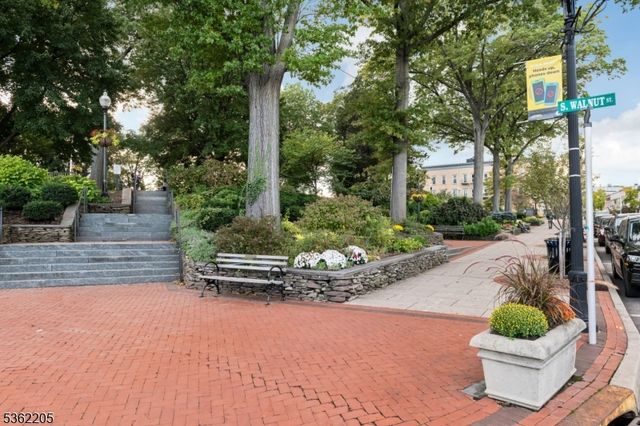 330 Vesta Ct, Ridgewood Village, NJ 07450