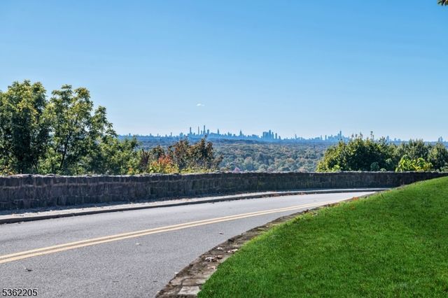 330 Vesta Ct, Ridgewood Village, NJ 07450