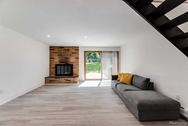 2862 Rossmoor Circle, Bloomfield Hills, MI 48302