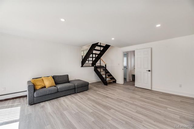 2862 Rossmoor Circle, Bloomfield Hills, MI 48302