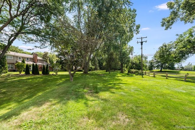 2862 Rossmoor Circle, Bloomfield Hills, MI 48302