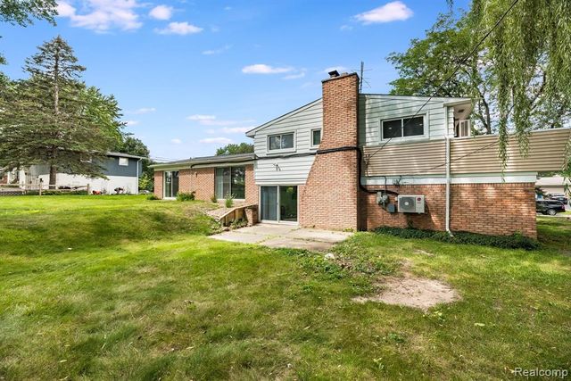 2862 Rossmoor Circle, Bloomfield Hills, MI 48302