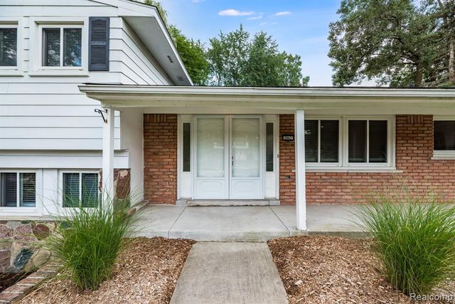 2862 Rossmoor Circle, Bloomfield Hills, MI 48302