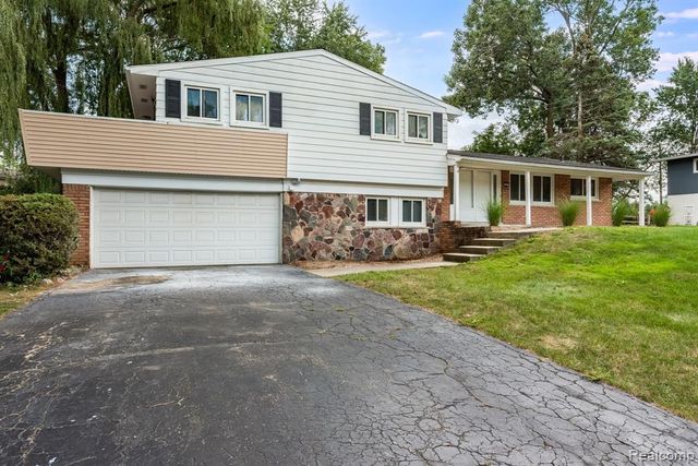 2862 Rossmoor Circle, Bloomfield Hills, MI 48302