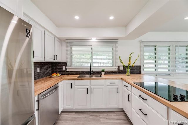 2862 Rossmoor Circle, Bloomfield Hills, MI 48302