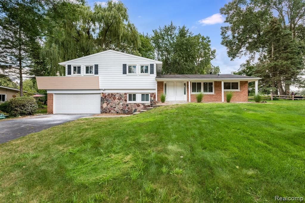 2862 Rossmoor Circle, Bloomfield Hills, MI 48302