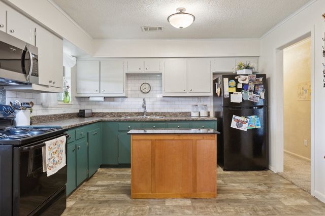 2338 N Tool Dr, Seven Points, TX 75143