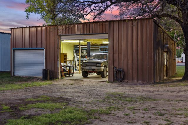 2338 N Tool Dr, Seven Points, TX 75143